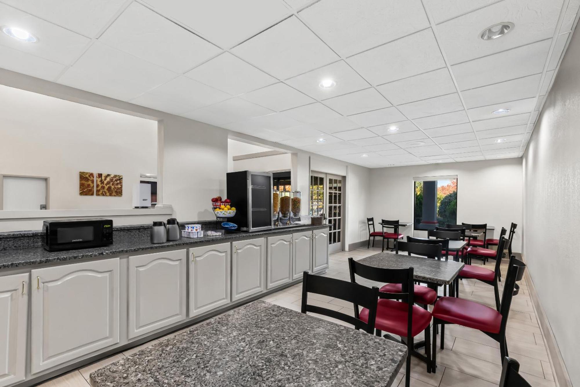 Red Roof Plus+ & Suites Atlanta Airport South College Park Extérieur photo